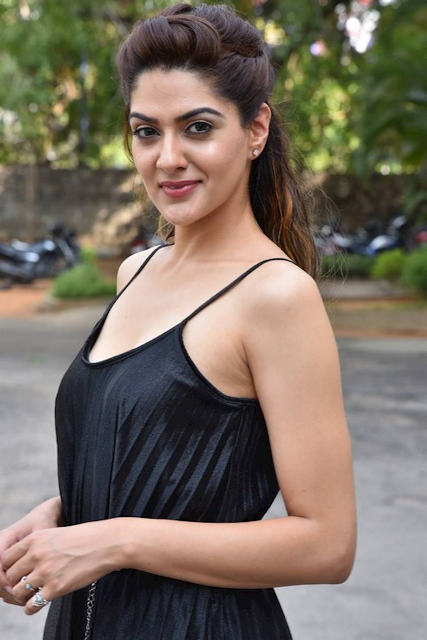 sakshi chaudhary in black dress very gorgeous